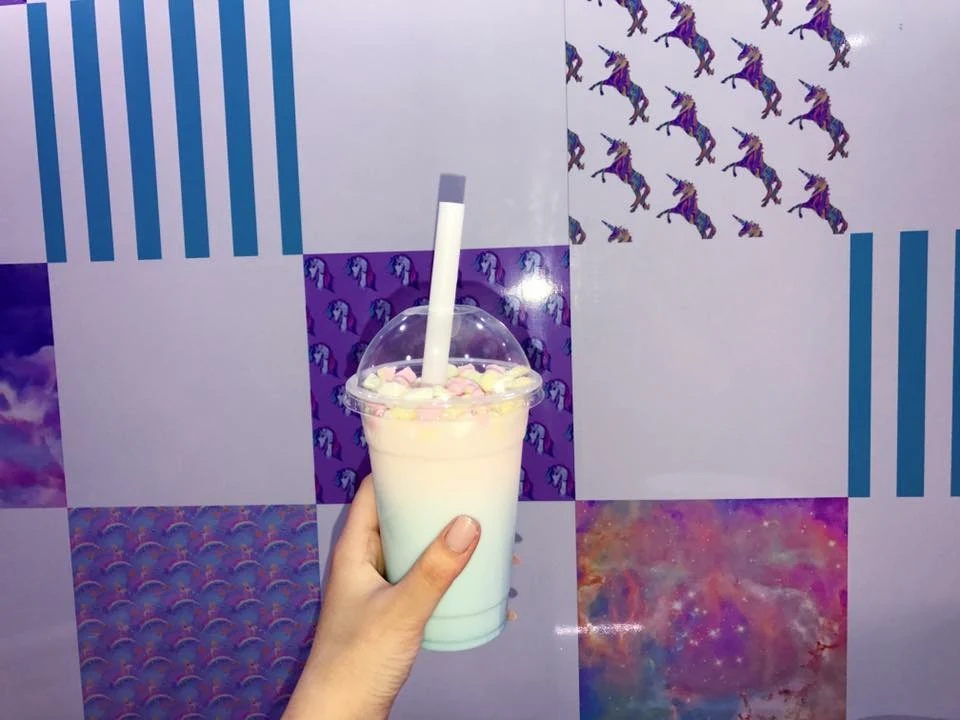 Drink Pony Bubble Tea davanti alla parete decorata