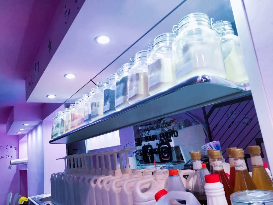 Ingredienti e contenitori del locale Pony Bubble Tea